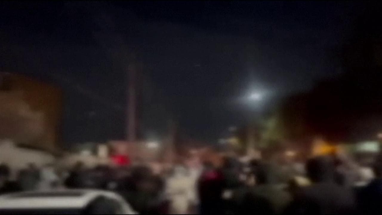 Iran, le proteste davanti la prigione prima della condanna a morte di tre manifestanti