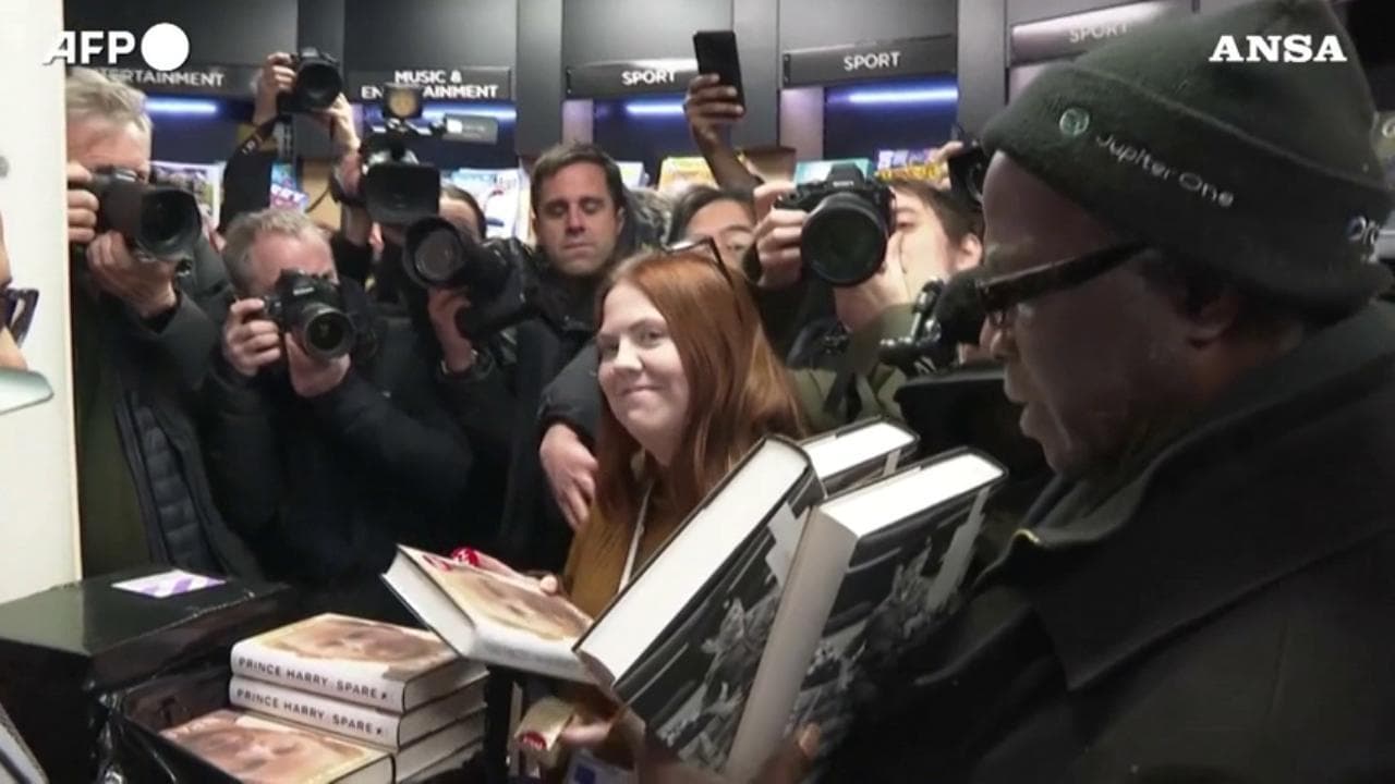 Gran Bretagna, in vendita l'autobiografia di Harry: lettori in coda la notte per acquistarlo