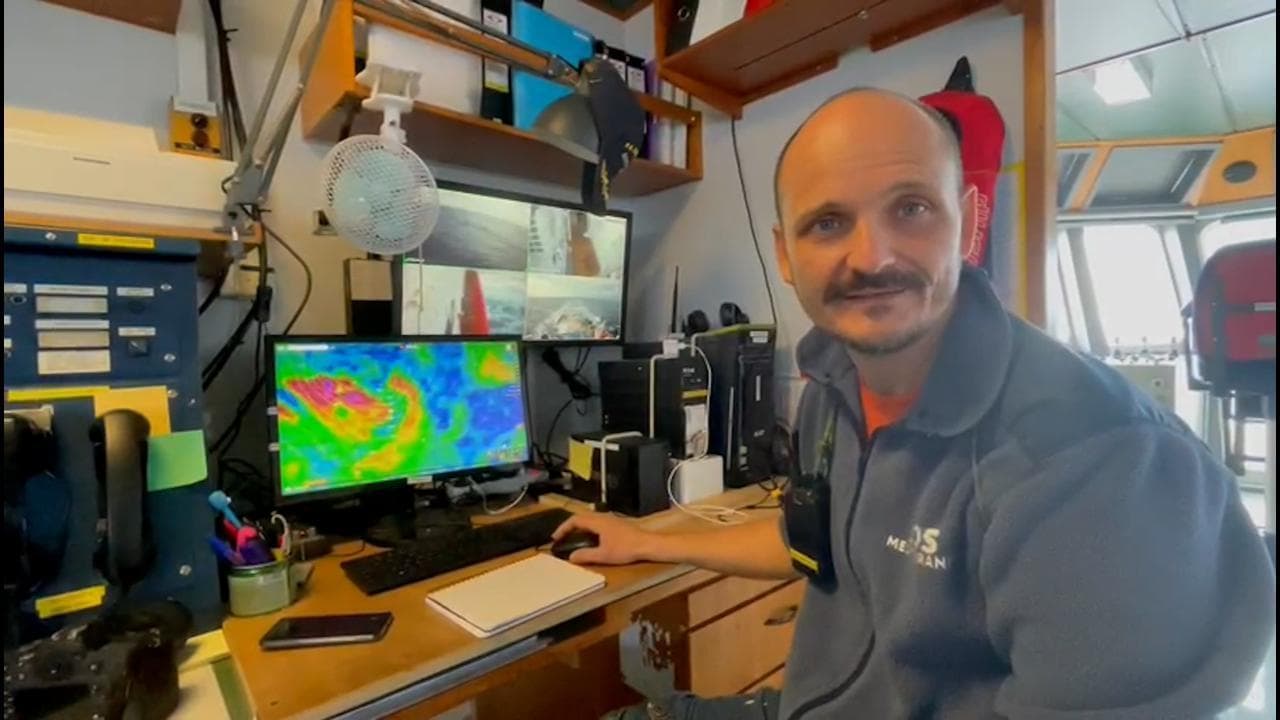 L'Ocean Viking e il mare in tempesta: "Domani onde fino a 5 metri. Andava evitato un viaggio così"