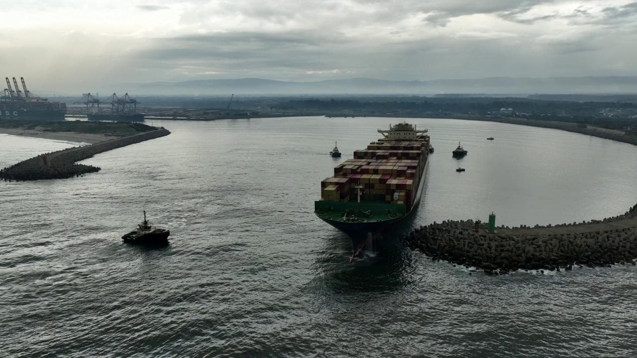 Nave portacontainer incagliata nel porto di Gioia Tauro, le immagini dal drone