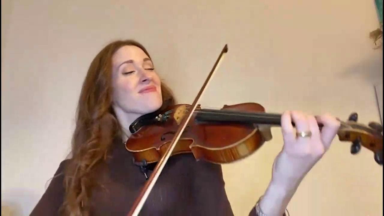 Tiktok, Eleonora Montagnana suona la sua versione di Mrs Robinson per i nostri lettori