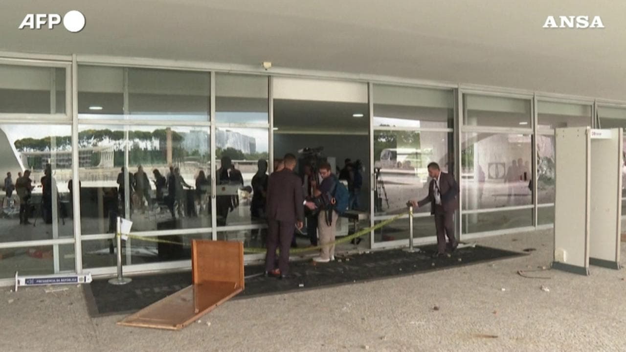 Brasile, assalto al palazzo presidenziale: l'edificio vandalizzato e saccheggiato dai bolsonaristi