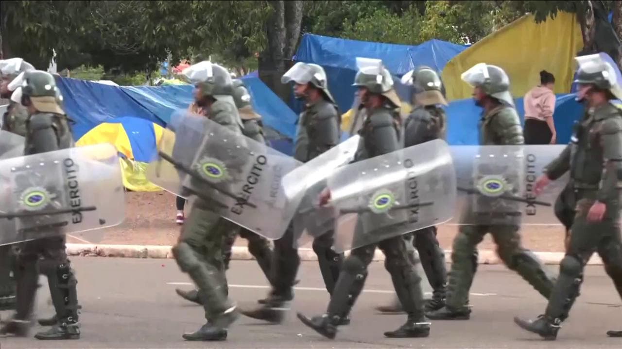 Brasile, la polizia e l'esercito schierati: si prepara lo sgombero dei manifestanti accampati