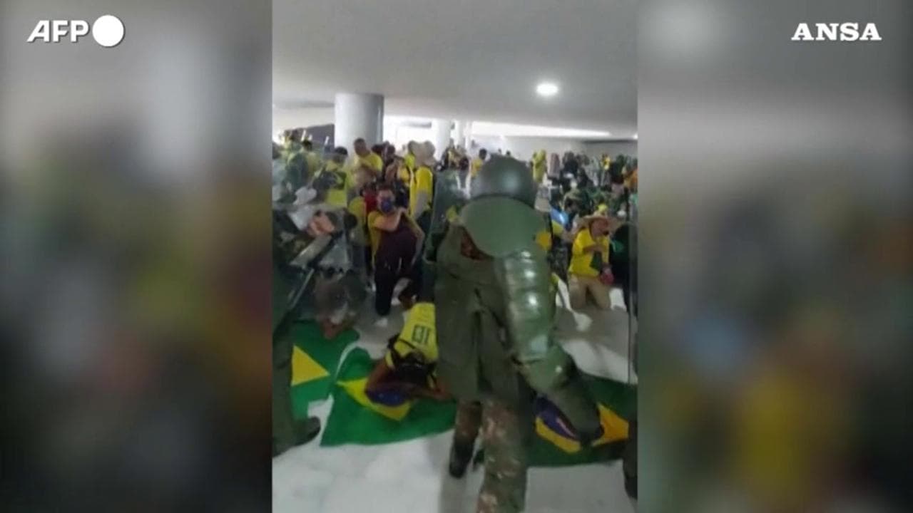 Brasile, bolsonaristi circondati dalle forze di sicurezza nel palazzo presidenziale