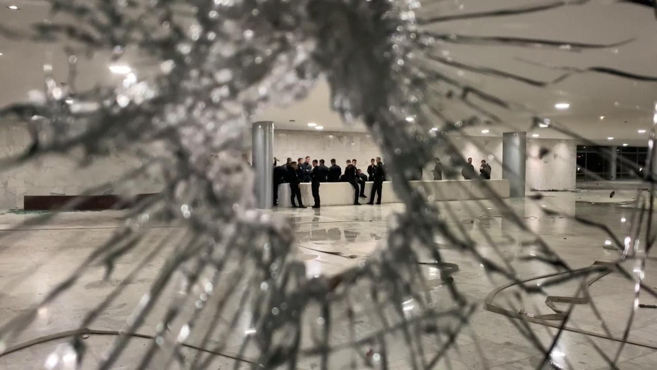 Brasile, la polizia federale riconquista il Parlamento e ispeziona i locali devastati