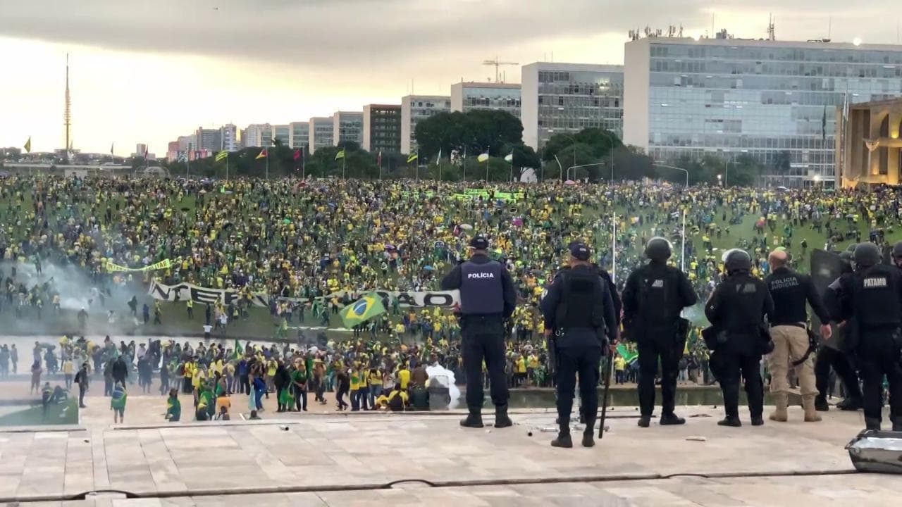 Brasile, le forze di sicurezza riprendono il controllo del palazzo del Congresso e arrestano centinaia di manifestanti
