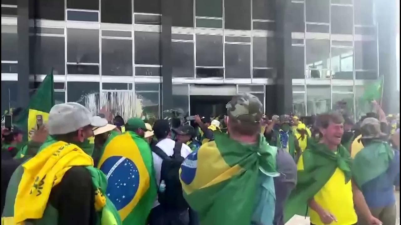 Brasile, i sostenitori di Bolsonaro assaltano il Parlamento tra gas lacrimogeni e lancio di oggetti