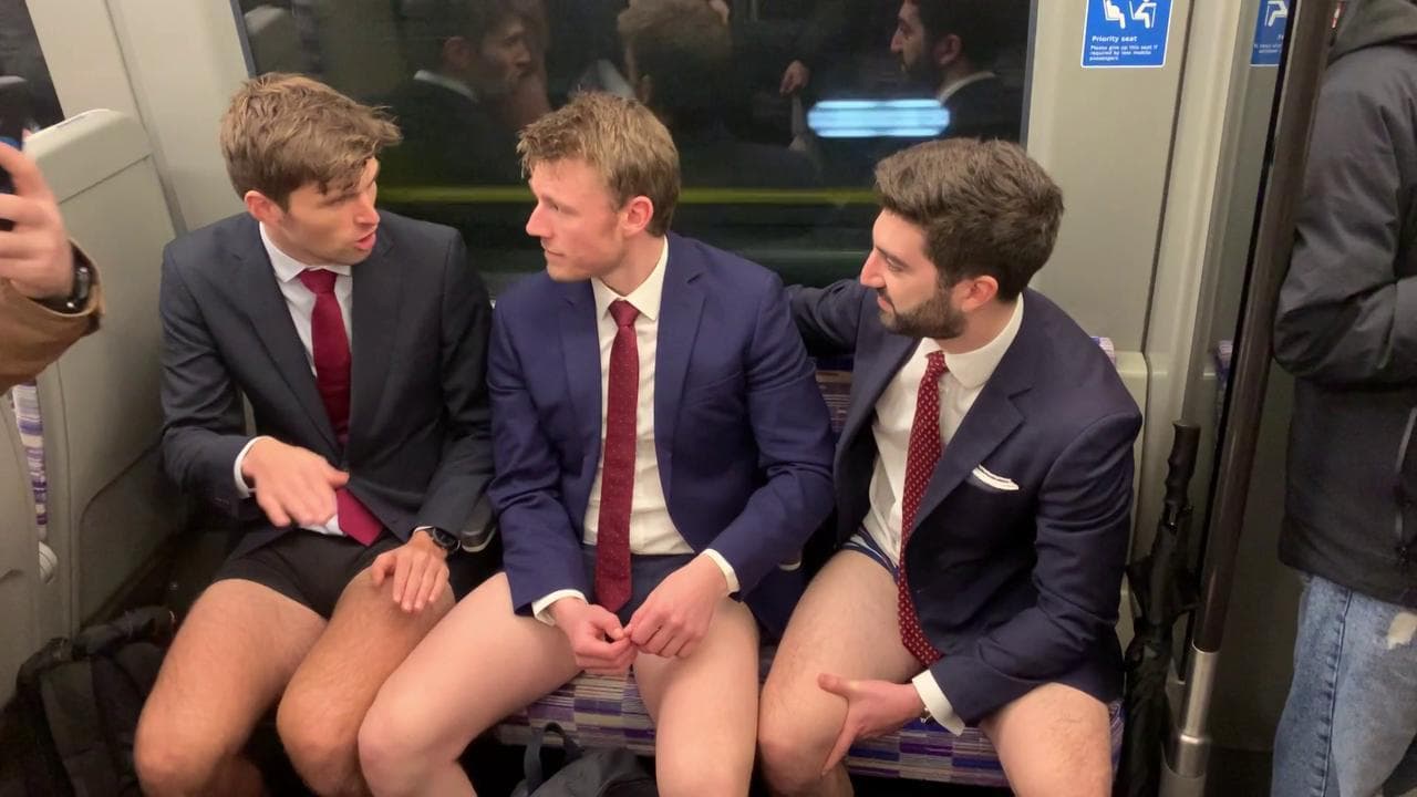 Londra, in metro senza pantaloni: l'iniziativa che "celebra la stupidità" torna dopo la pandemia
