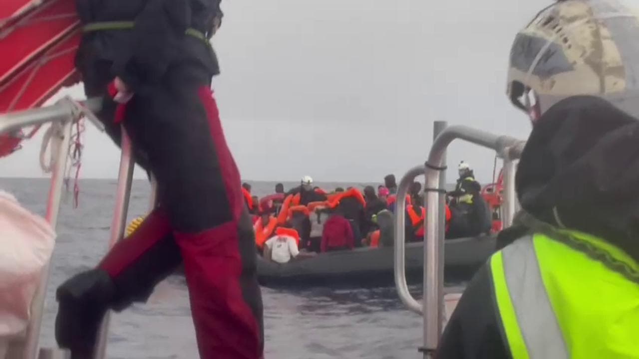 Ocean Viking, il momento del salvataggio di 37 persone