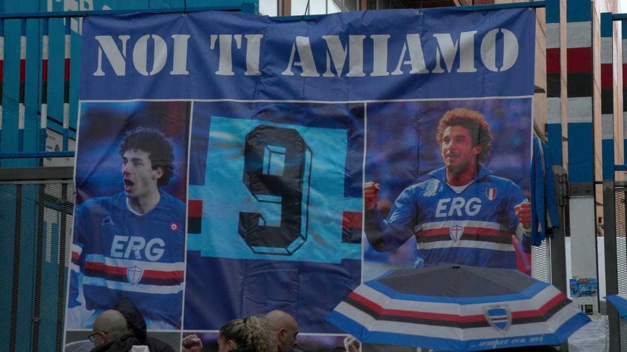 A Genova sciarpe, foto e fiori per Vialli: la pioggia non ferma l'omaggio dei tifosi al Ferraris