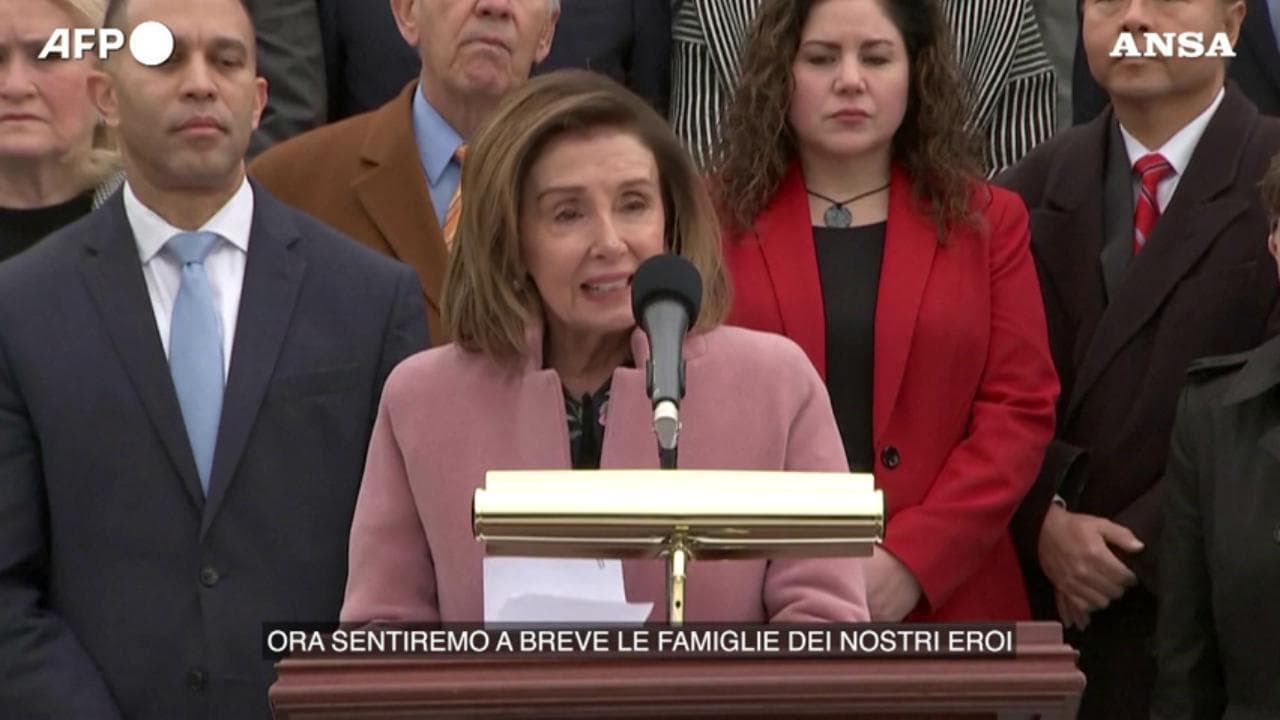 Deputati Usa sulle scale del Congresso ricordano l'assalto a Capitol Hill