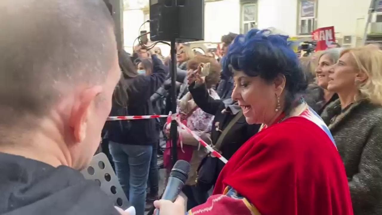 Napoli, si canta "Bella ciao" alla manifestazione per le donne dell'Iran