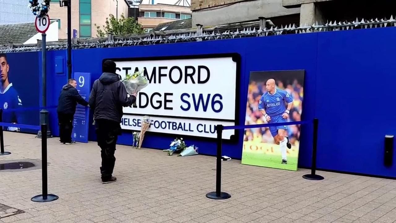 Vialli, l'omaggio dei tifosi del Chelsea allo Stamford Bridge di Londra: "Lui era differente"