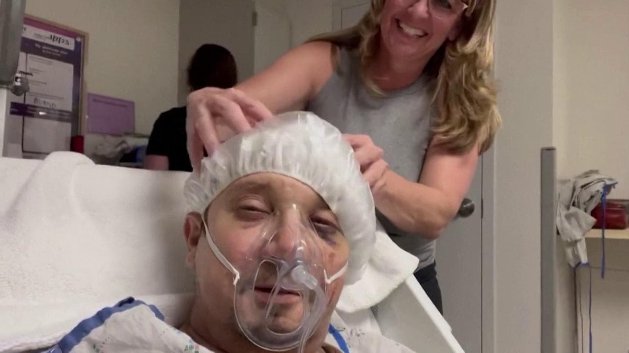 Jeremy Renner posta video dalla terapia intensiva per rassicurare i fan