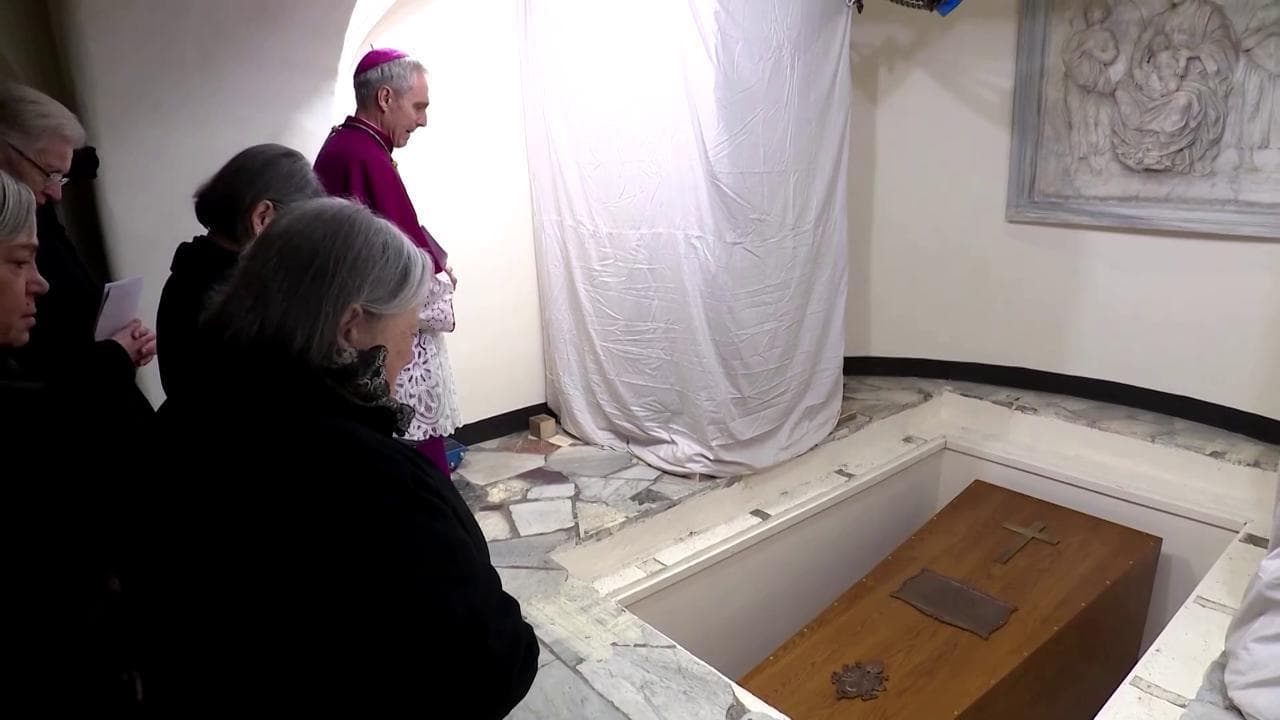Benedetto XVI, nelle Grotte Vaticane: la tumulazione nello stesso luogo di Giovanni Paolo II