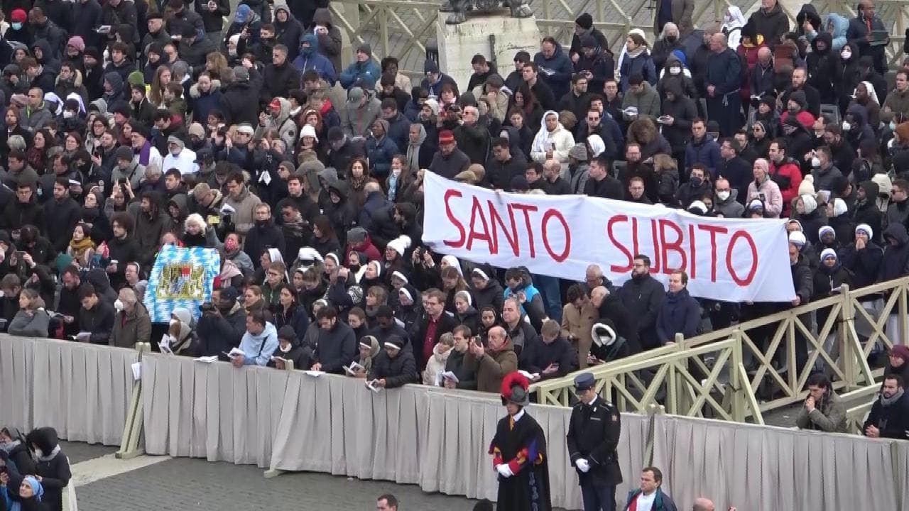 Un lungo applauso e lo striscione 'Santo Subito', l'omaggio della piazza a Benedetto XVI