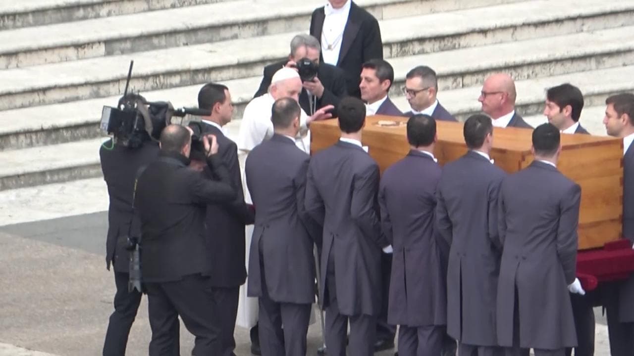 L'ultimo saluto di Papa Francesco al feretro di Benedetto XVI prima che scenda nella cripta