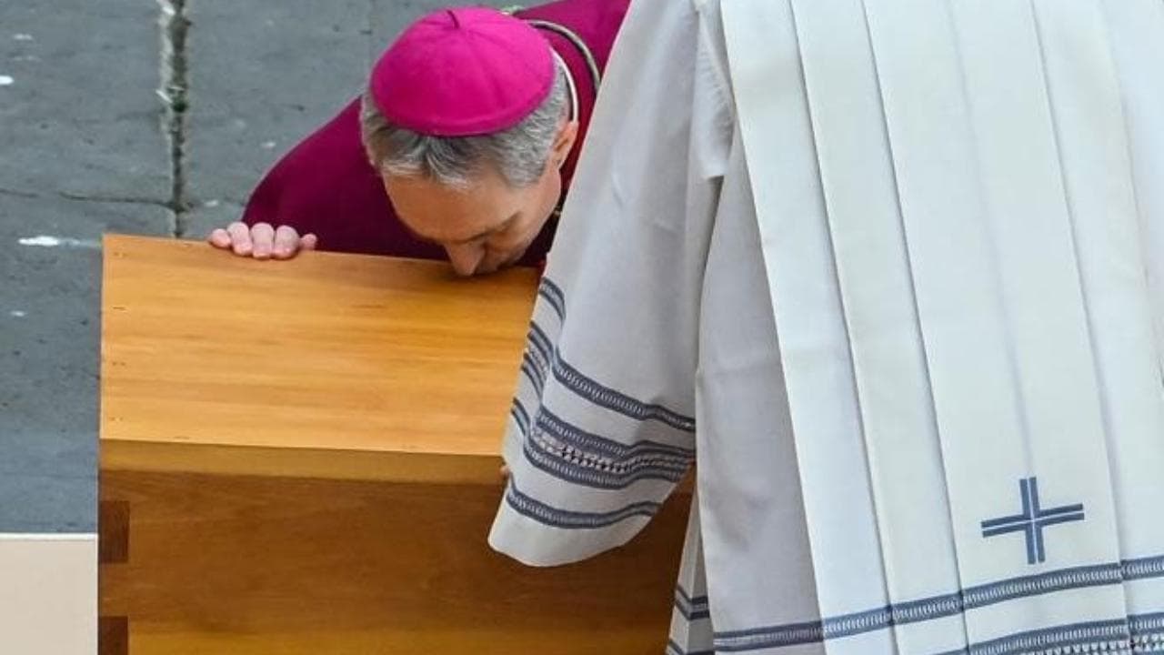 Padre Georg bacia la bara di Benedetto XVI prima dell'inizio della cerimonia
