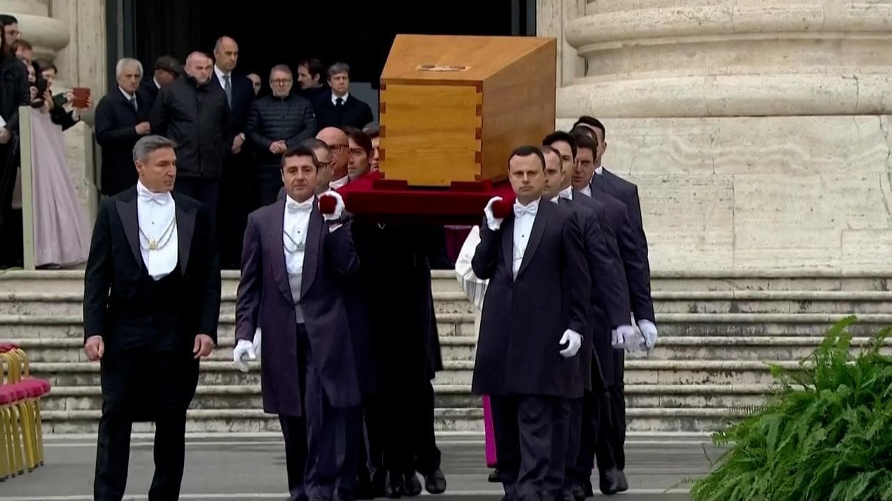 Ratzinger, l'arrivo della bara sul sagrato al rintocco delle campane a morto di San PIetro