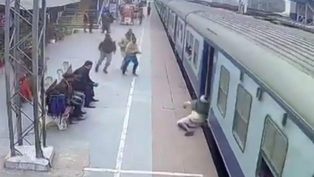 India, inciampa scendendo dal treno in movimento, non viene schiacciato per un soffio: salvato da un soldato