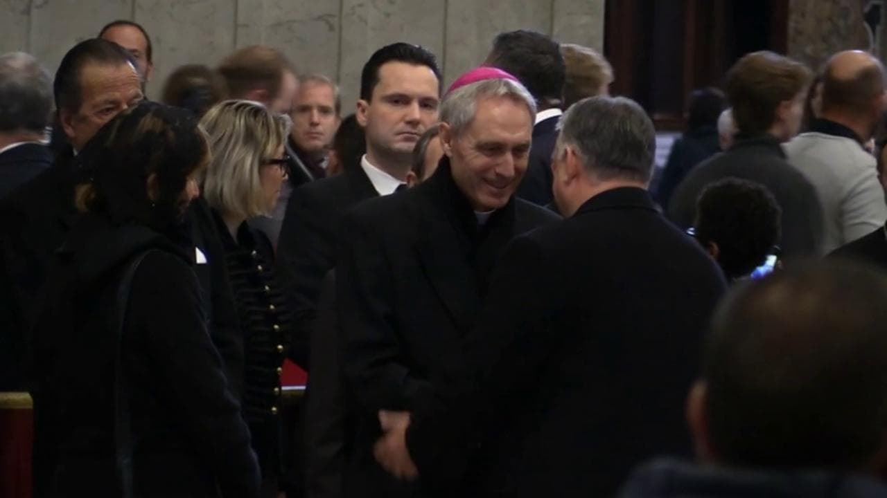 Ratzinger, padre Georg prega davanti al feretro e si ferma a parlare con Orban