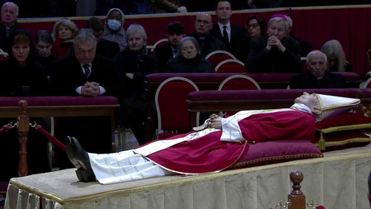 Benedetto XVI, l'arrivo del premier ungherese Orban per rendere omaggio alla salma del papa emerito