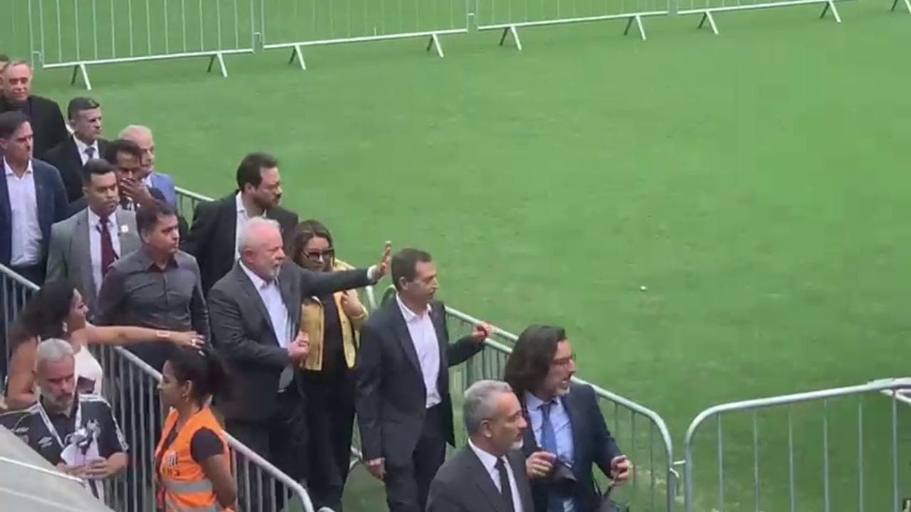 Pelé, tifosi in visita al feretro e tanti fiori (anche il nostro). Lula arriva in elicottero