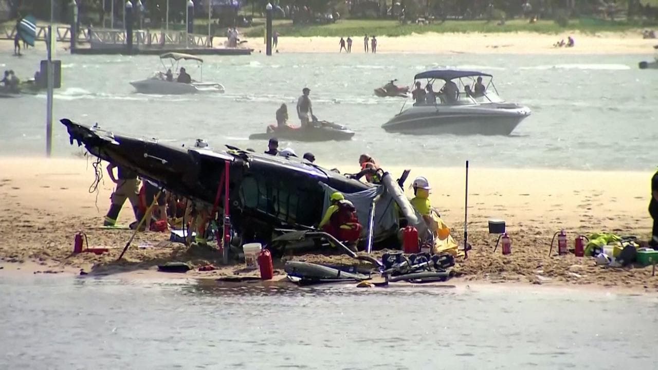 Scontro in volo tra due elicotteri in Australia: dopo la collisione si schiantano su banco di sabbia