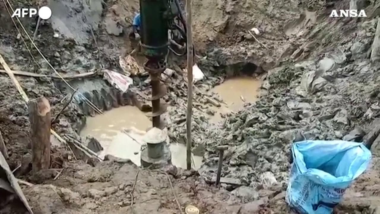 Vietnam, bambino cade in un buco a 35 metri di profondità: soccorritori al lavoro per salvarlo