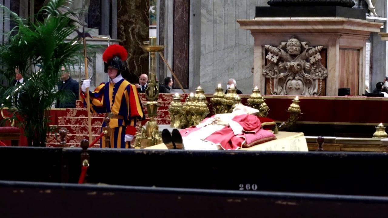 Benedetto XVI, dentro la Basilica di San Pietro un fiume di fedeli per il saluto a Ratzinger
