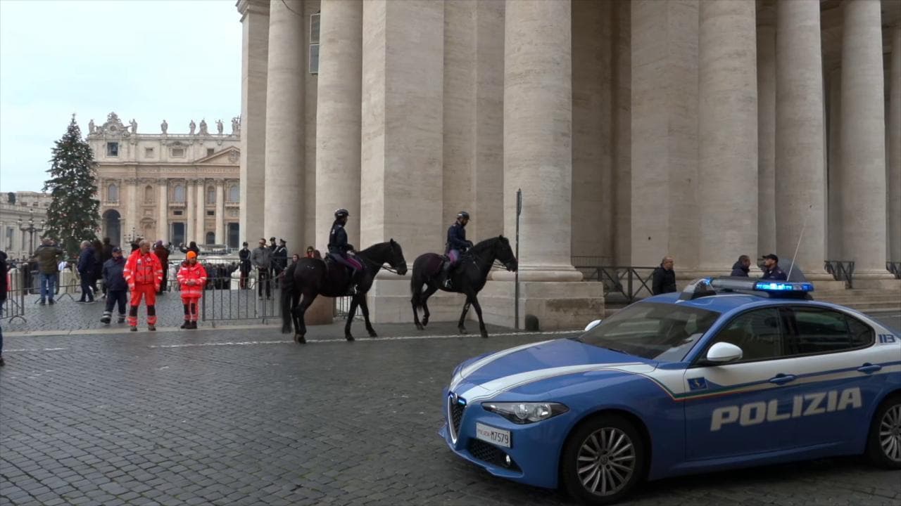 Il saluto a Benedetto XVI, fedeli in fila per la camera ardente: i dispositivi di sicurezza a San Pietro