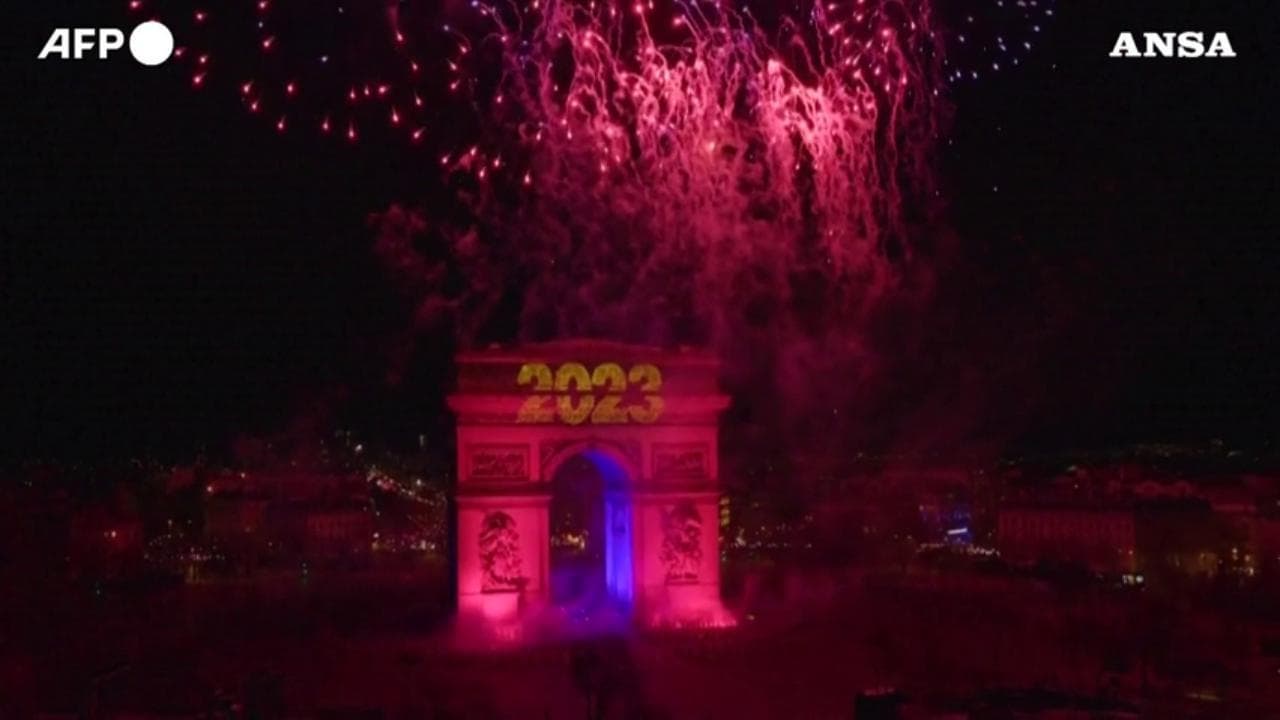 Capodanno a Parigi, i fuochi d'artificio illuminano l'Arco di Trionfo 