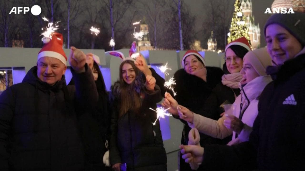 Capodanno a Mosca, festeggiamenti in strada ma senza spettacolo pirotecnico 