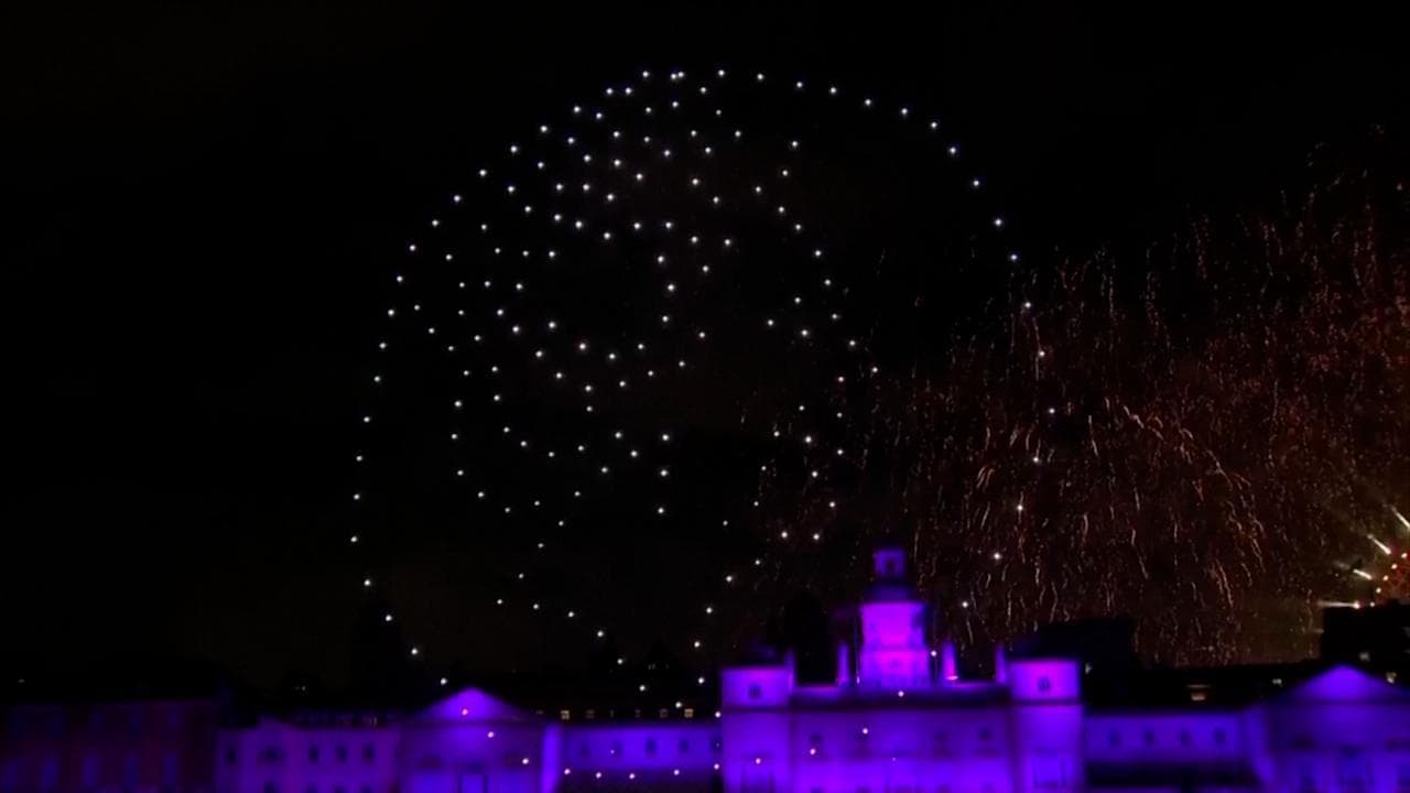 Capodanno, Londra omaggia la Regina Elisabetta con un emozionante spettacolo di droni