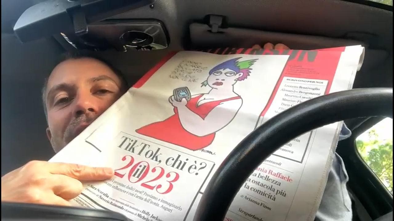 Saverio Raimondo presenta il nuovo numero di Robinson: "Abbiamo uno scoop! È arrivato il 2023. Buon anno a tutti!"