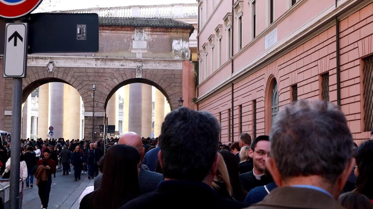 Benedetto XVI, il ricordo dei fedeli in piazza San Pietro: "Ci ha insegnato a essere uniti"
