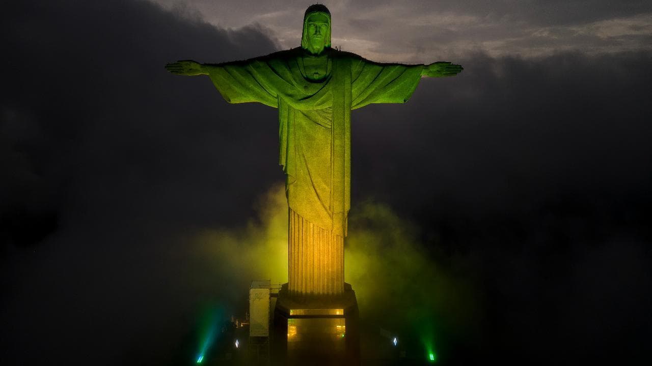 Addio a Pelé: il Cristo Redentore diventa verdeoro, "Obrigado rei" sui palazzi di San Paolo