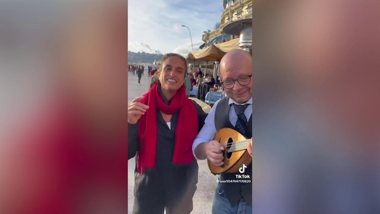 Napoli, sorpresa sul lungomare: Noa canta "La vita è bella" con un musicista di strada
