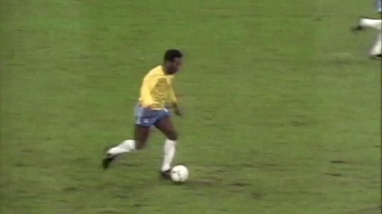 Pelè e il suo numero 10: le immagini d'epoca dalla gioviniezza agli anni d'oro