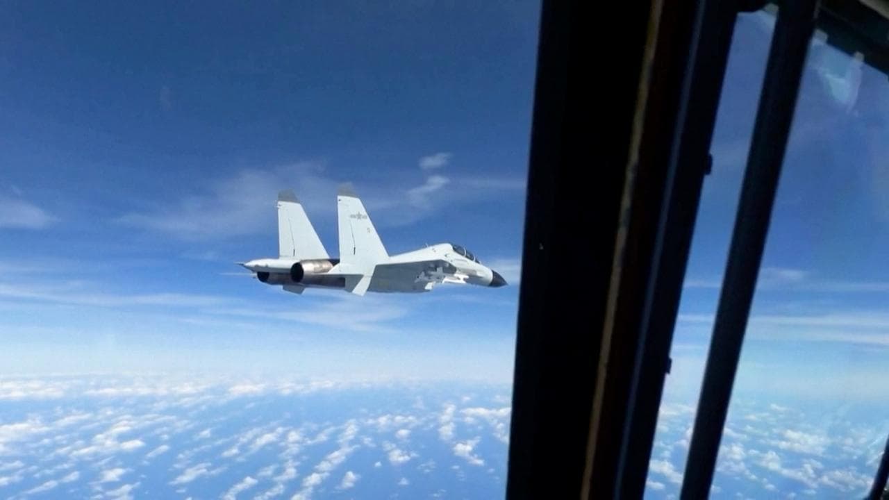 Taiwan, sfiorato l’incidente: un caccia cinese vola a 5 metri da aereo militare americano