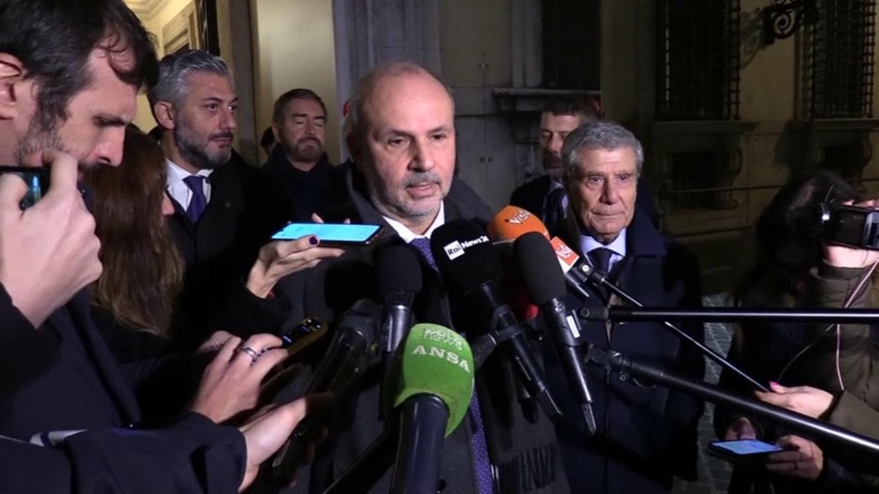 Covid, ministro Schillaci: "Tamponi obbligatori per chi arriva dalla Cina e In quarantena i positivi"