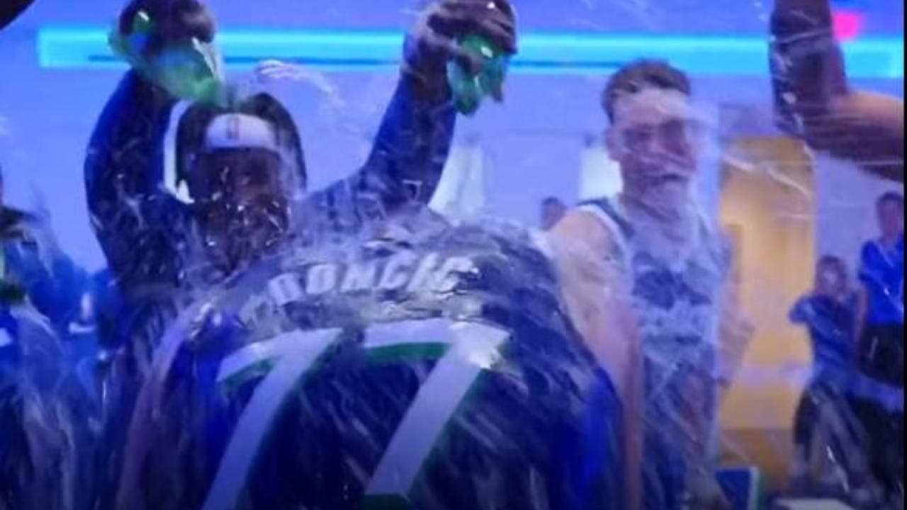 Basket Nba, Doncic festeggiato dai compagni di Dallas dopo la prestazione da record contro New York