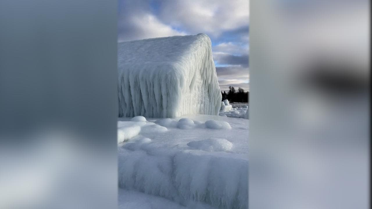 Usa, negozio "trasformato" in una fortezza di ghiaccio: le spettacolari immagini della tempesta invernale in Wisconsin