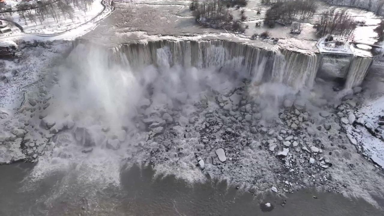 Usa, tempesta di neve: lo spettacolo della cascate del Niagara nel gelo
