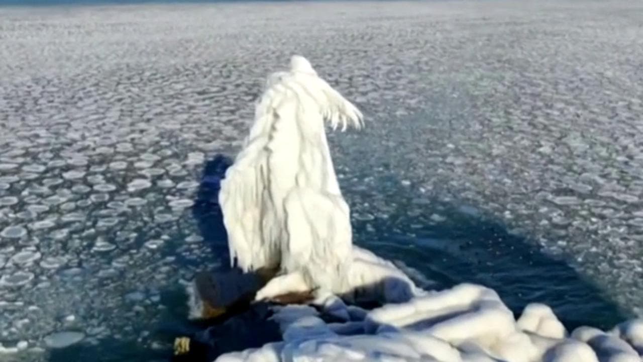 Usa, la tempesta invernale ghiaccia il lago Michigan: le impressionanti immagini dal drone