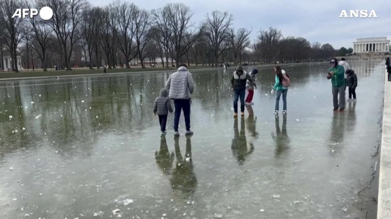 Usa, freddo record a Washington: la piscina del Lincoln Memorial trasformata in una lastra di ghiaccio
