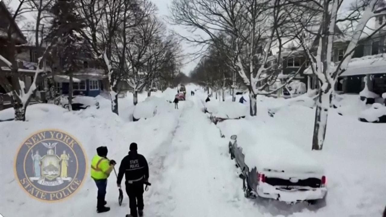 Strade inagibili sotterrate dalla neve nelle Stato di New York, le immagini dal drone