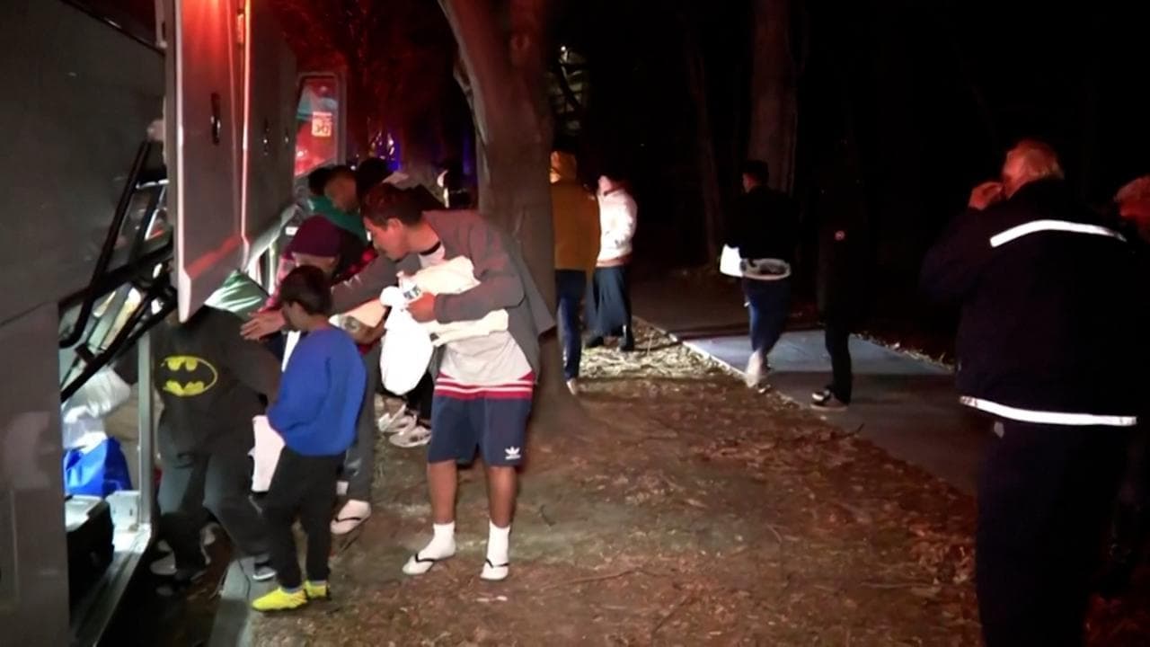 Washington - Il Texas invia tre bus di migranti a casa di Kamala Harris. Casa Bianca: "Pagliacciata"
