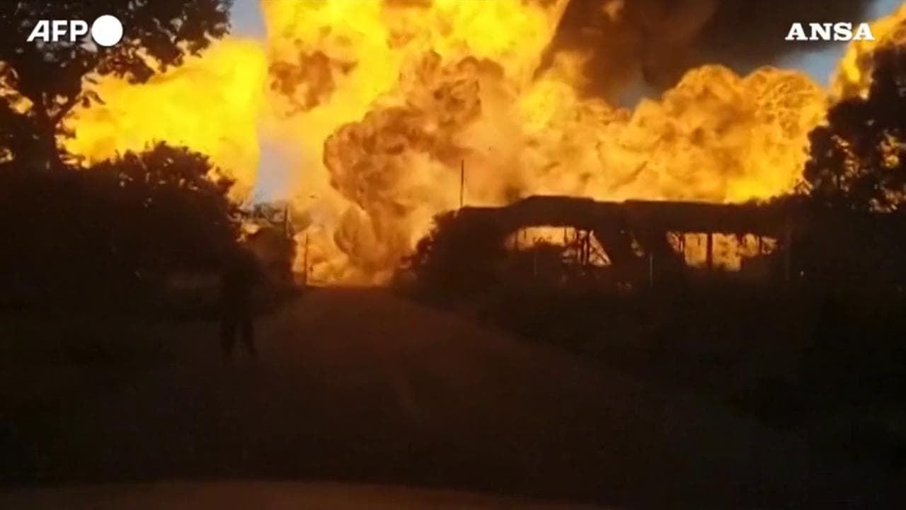 Sudafrica, il cavalcavia è troppo basso: autocisterna di gas resta bloccata e poi esplode
