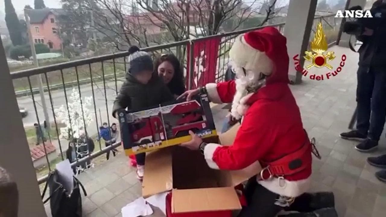 Voleva il camion dei pompieri: Babbo Natale lo porta al piccolo Jonathan con una vera autopompa